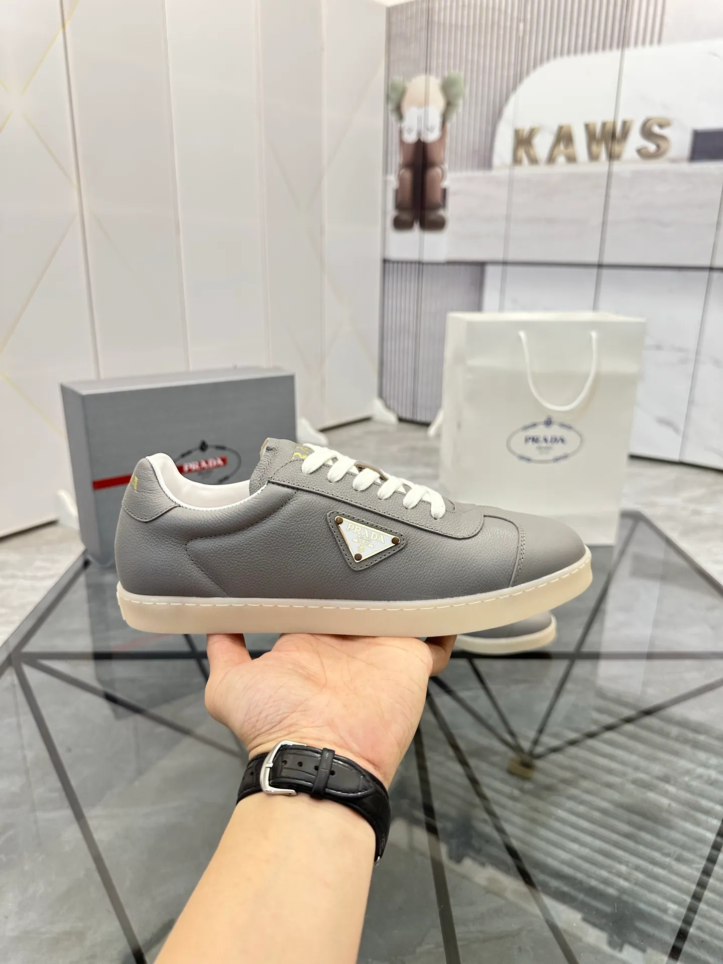Men's shoes for sale 💰: 💰P540¥ High-end top quality Product trademark: Prada *"Prada*" low-top casual shoes Regular size: 38-45 (can be customized to 46) Product materials: imported first-layer cowhide for the upper, water-dyed cowhide lining, cowhide feet, original outsole. No.: 001